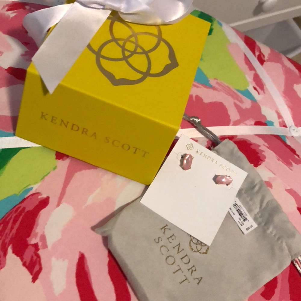 Kendra Scott pink Betty earrings, new with tags!